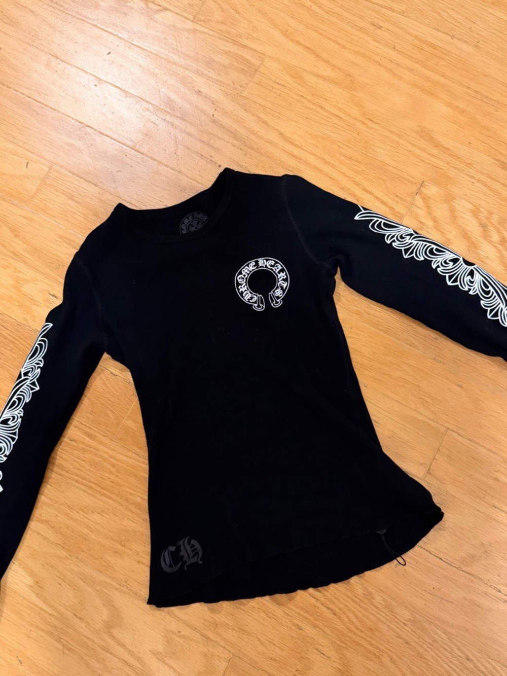 Black women’s Long-Sleeve Graphic Top